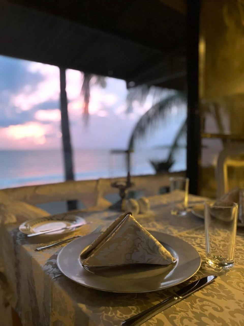Sunbloom Beachfront Hotel And Restaurant Zambales Sinabacan 외부 사진